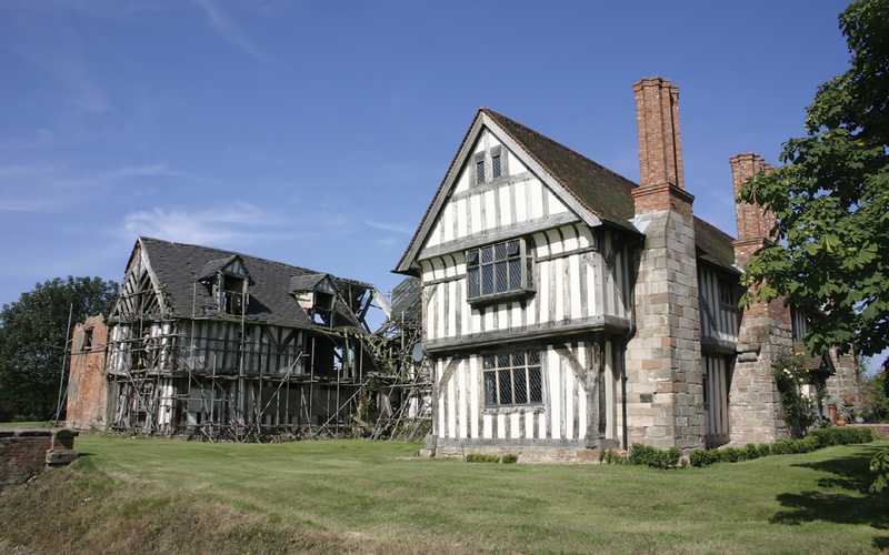 External view of the sinai park house building with blue sky